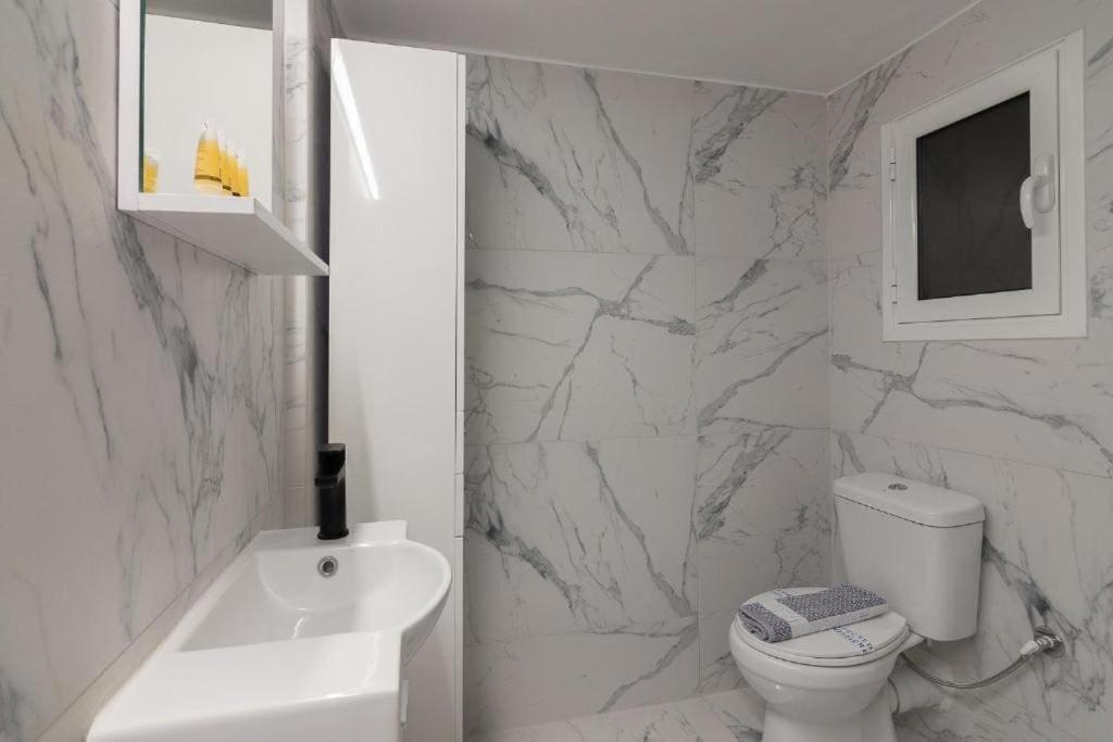 Fully Renovated 1 Bedroom Condo أثينا المظهر الخارجي الصورة